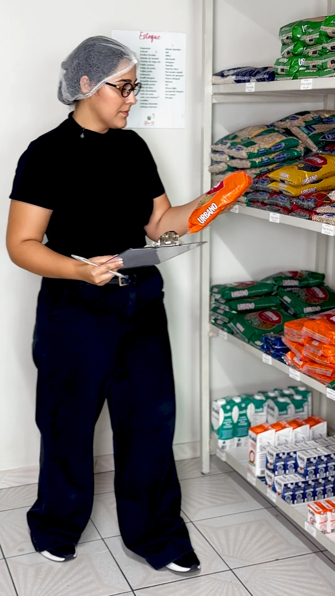 Fundadora organizando o estoque da marmitaria