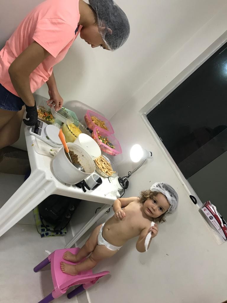 Produção artesanal de marmitas com a filha por perto